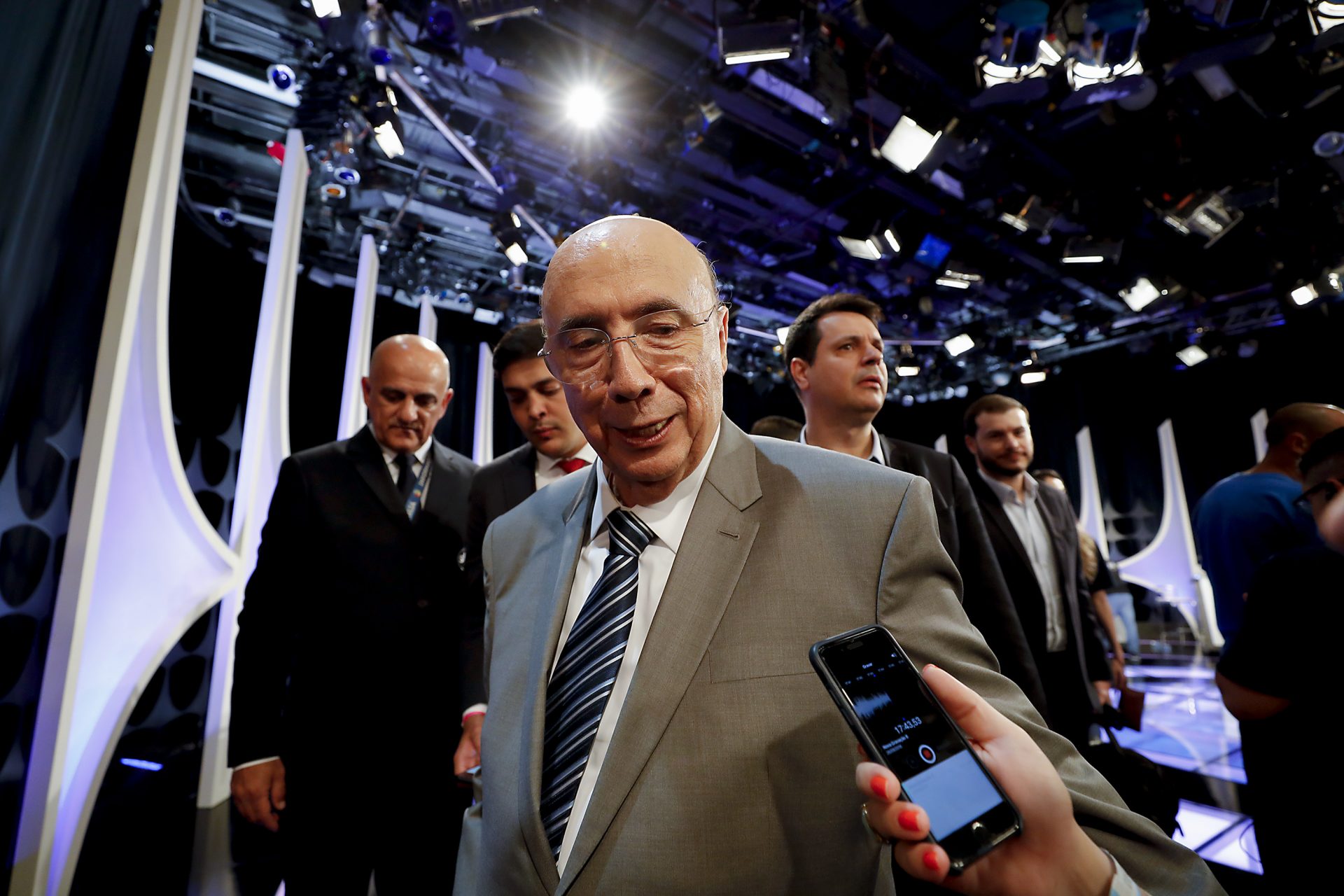 Presidenciável Henrique Meirelles conversa com jornalistas após debate do SBT