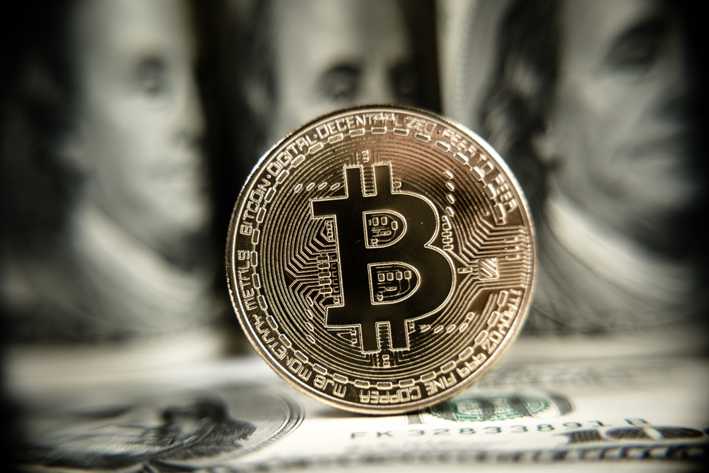 Montagem com notas de dólares e simbolo do bitcoin