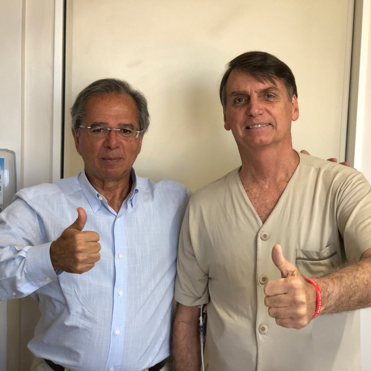 Paulo Guedes visita Jair Bolsonaro no hospital