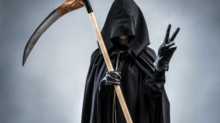 Dona Morte acena com sinal de paz e amor