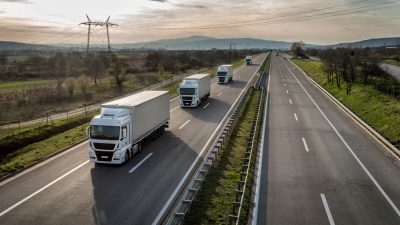 Caminhões em rodovia