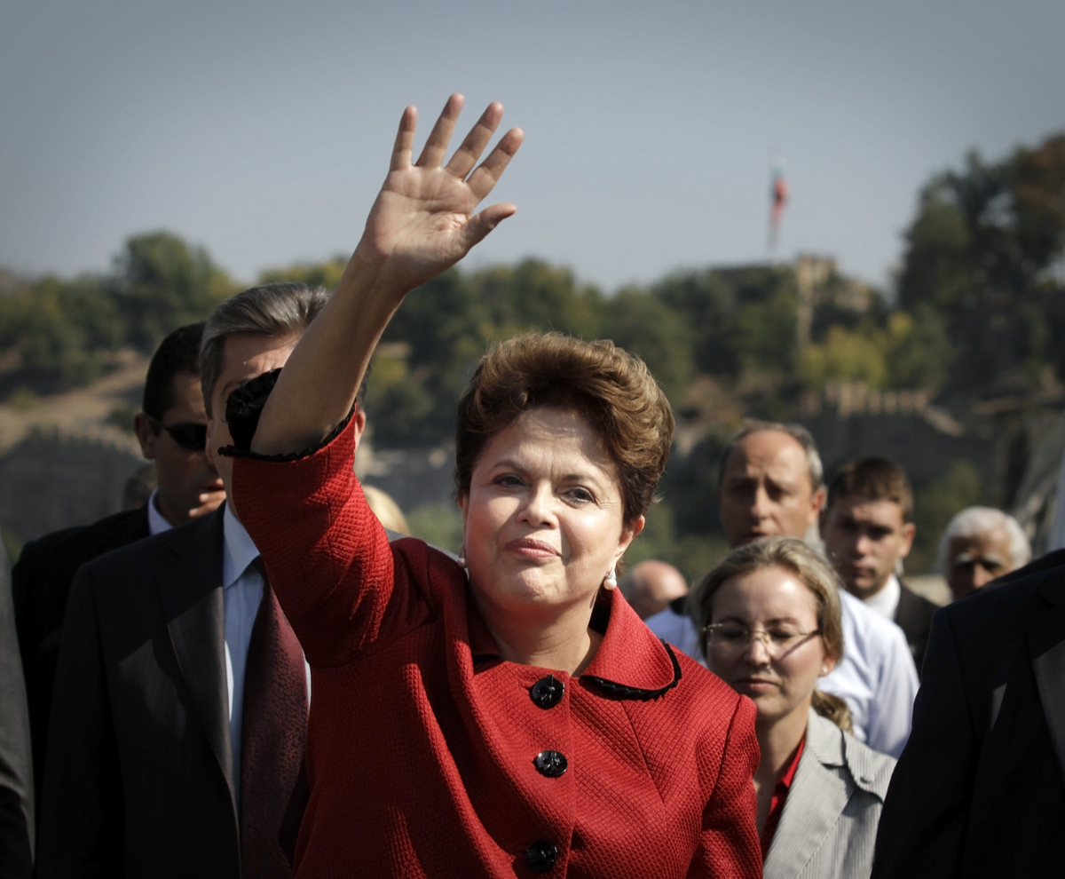 Dilma Rousseff acena para as câmeras