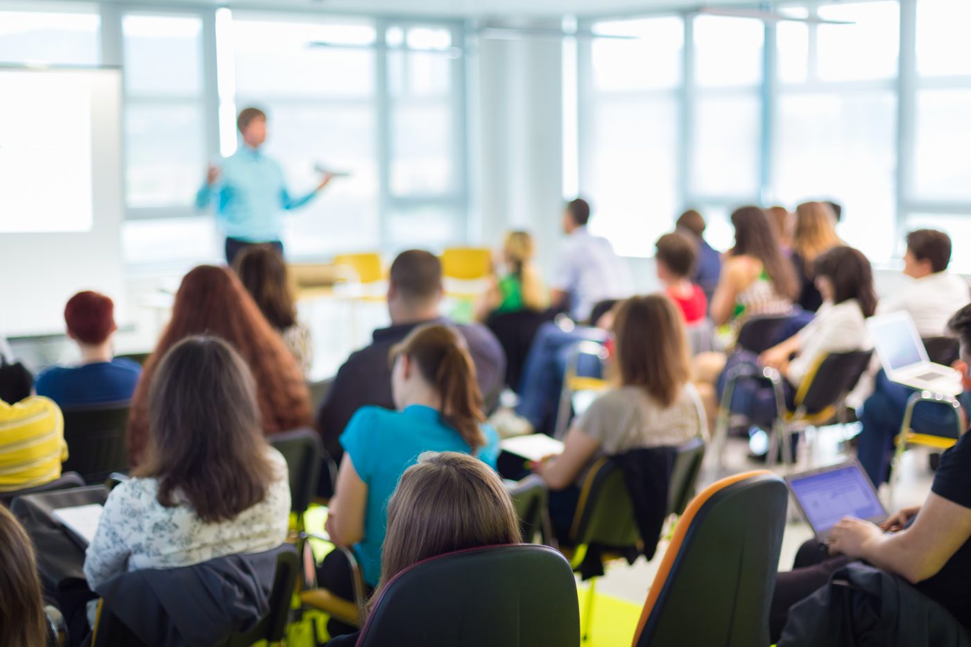 Sala de aula com alunos e professor Ânima Cogna Yduqs
