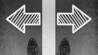 Indecisão entre dois caminhos diferentes