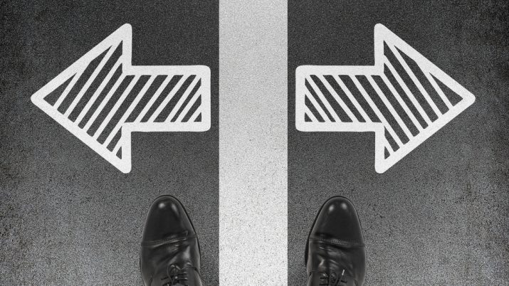 Indecisão entre dois caminhos diferentes