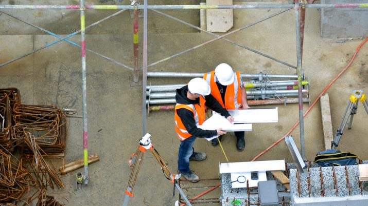 Operários em obra de construção civil
