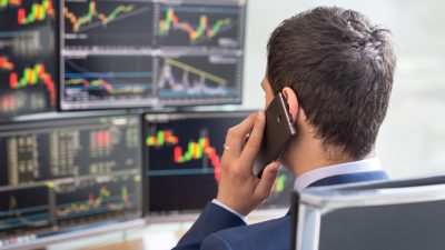 Trader em frente a terminal com várias telas