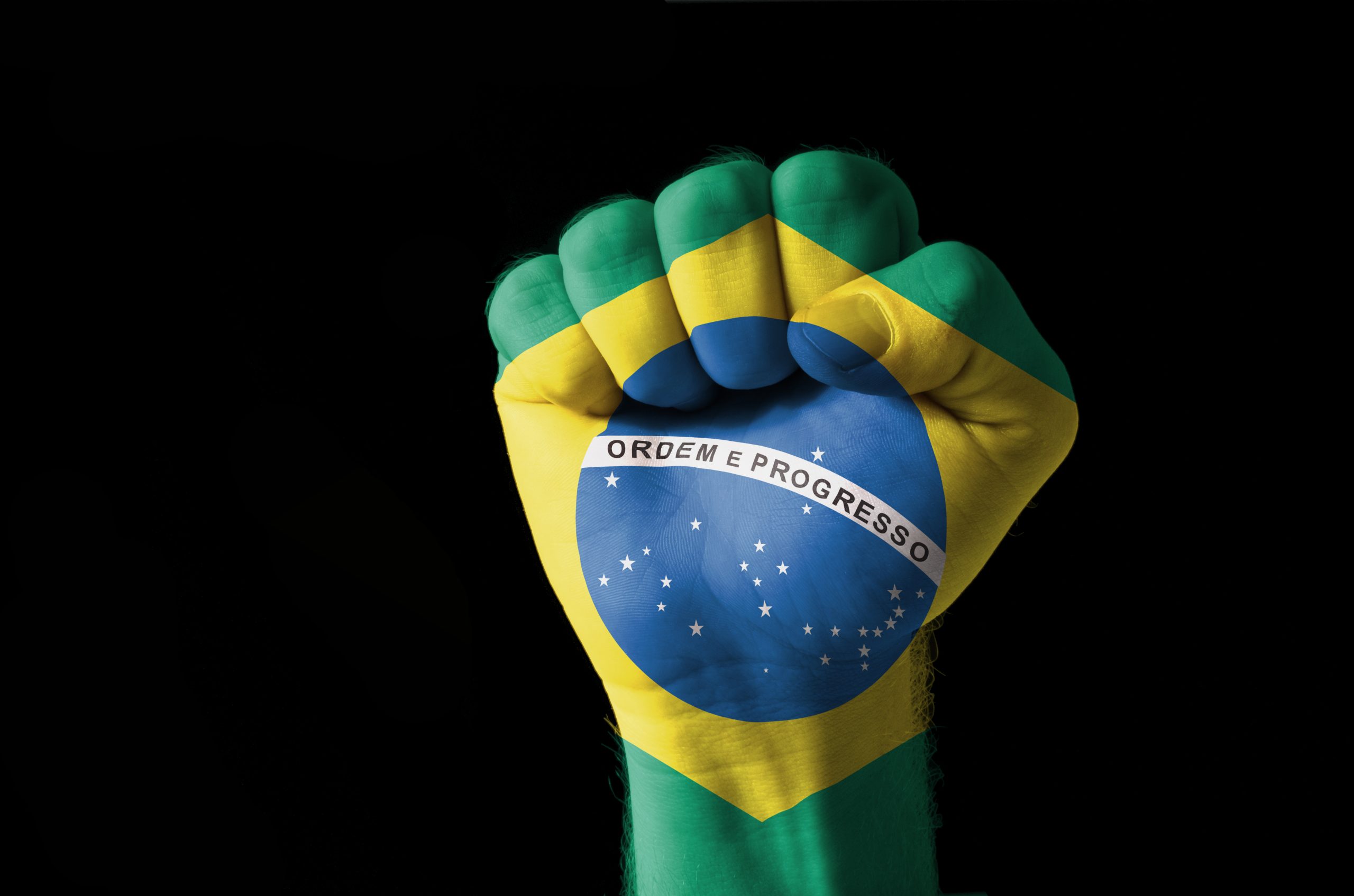 Punho fechado com a bandeira do Brasil