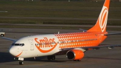 Avião da Gol pintado com o logo do Smiles
