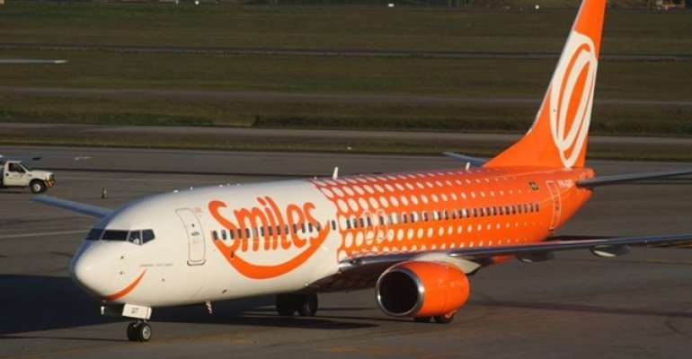 Avião da Gol pintado com o logo do Smiles