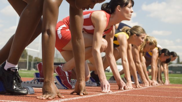 pessoas se preparam para a corrida