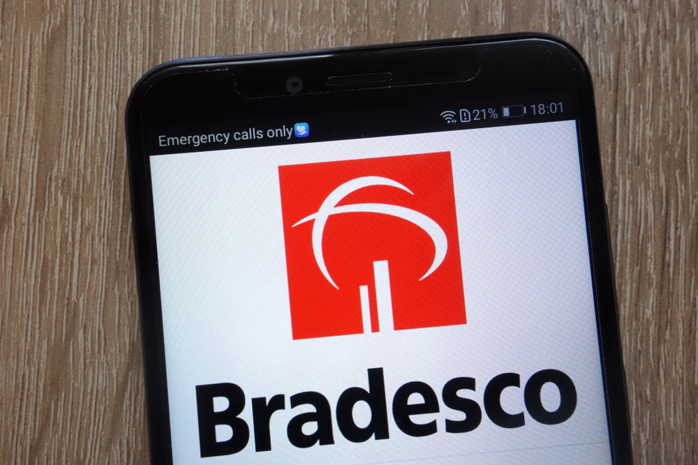 Bradesco na tela do celular