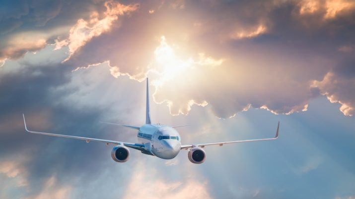 avião no céu com nuvens