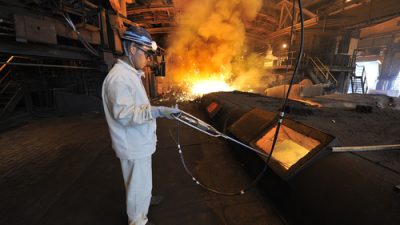 Trabalhador operando um alto-forno da Usiminas