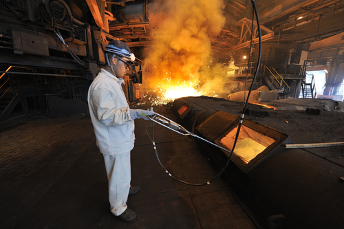 Trabalhador operando um alto-forno da Usiminas