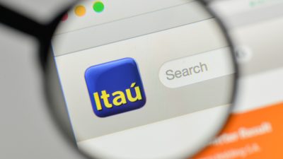 Lupa mostra logotipo do Itaú em destaque na tela de computador