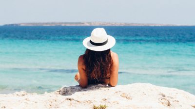 Mulher relaxa na praia