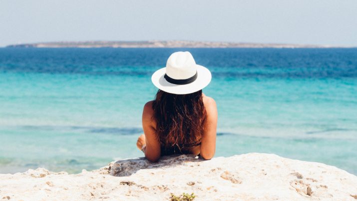 Mulher relaxa na praia