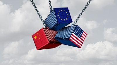 Ilustração de contêineres com as bandeiras da China, da União Europeia e dos Estados Unidos, representando uma guerra comercial