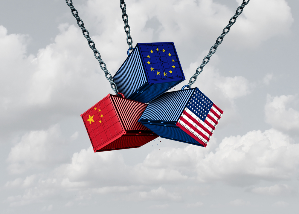 Ilustração de contêineres com as bandeiras da China, da União Europeia e dos Estados Unidos, representando uma guerra comercial