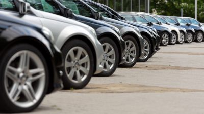 Automóveis enfileirados em pátio