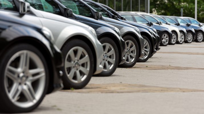 Automóveis enfileirados em pátio