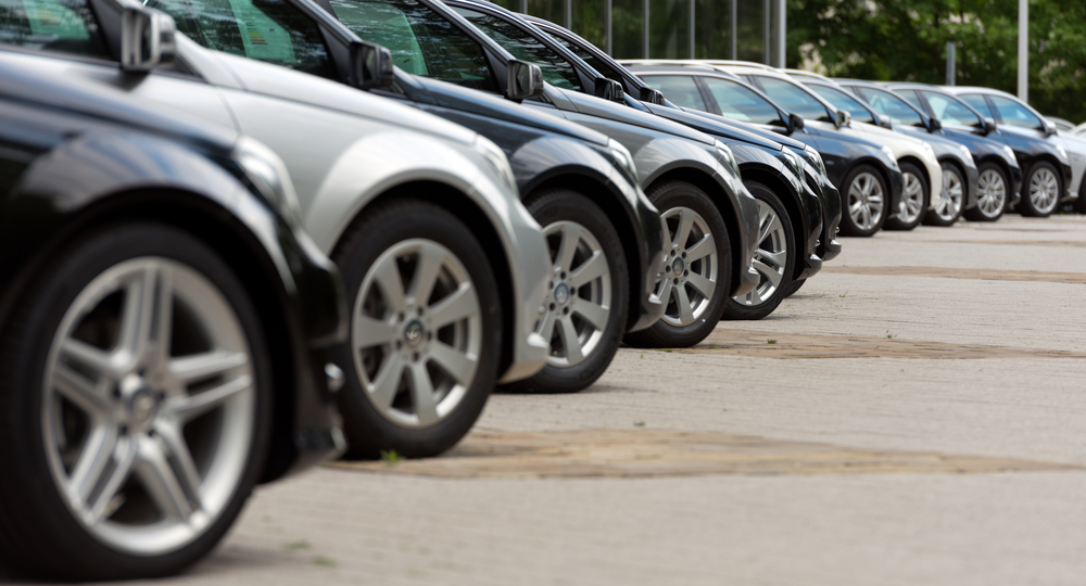 Automóveis enfileirados em pátio