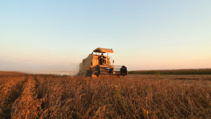 Máquina em um campo voltado à agropecuária representando os investimentos de um fiagro