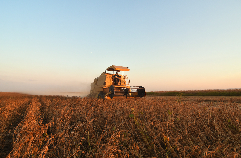 Máquina em um campo voltado à agropecuária representando os investimentos de um fiagro
