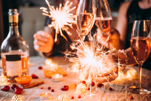 Taças de champanhe e velas com faíscas