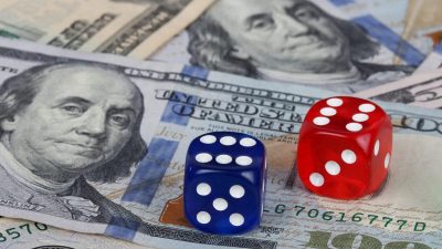 Dados sobre notas de dólar representando aposta