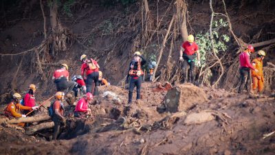 Bombeiros em local de resgate em Brumadinho