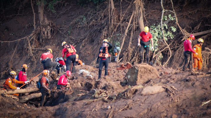 Bombeiros em local de resgate em Brumadinho