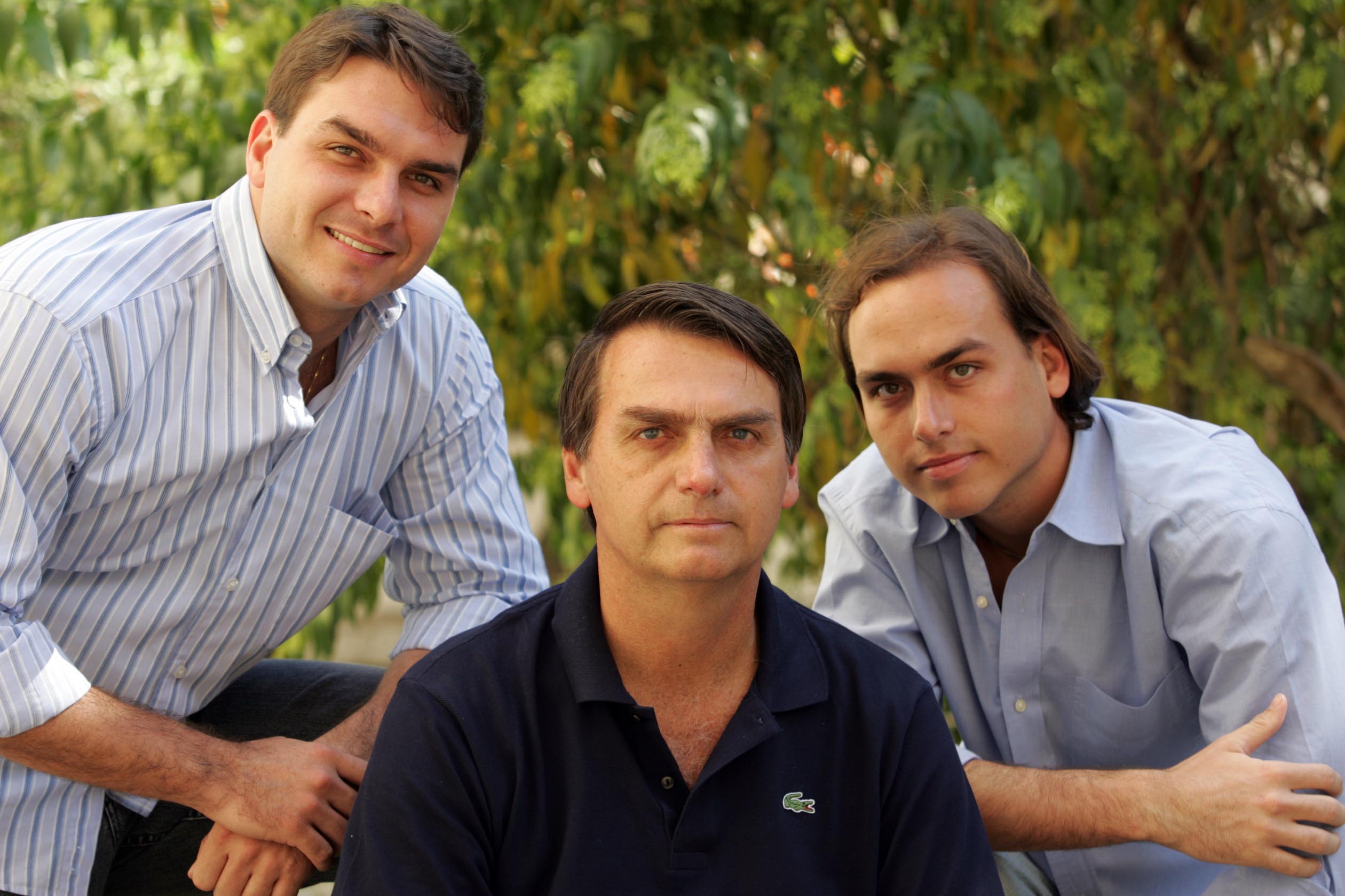 Jair Bolsonaro ao lado de Flávio e Carlos Bolsonaro