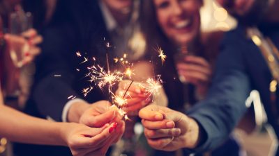 Grupo de pessoas segurando velas em celebração de uma festa