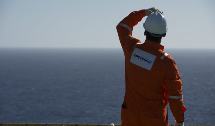 Imagem de homem de costas, usando uniforme da PetroRio (PRIO)