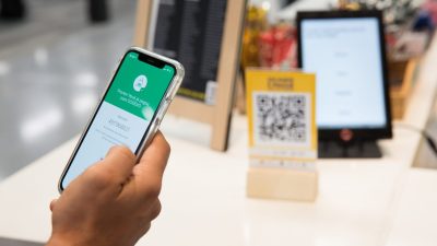 Túlio Oliveira – diretor do Mercado Pago, mostra pagamento por QR Code
