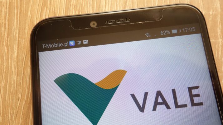 Celular mostra tela com logo da mineradora Vale