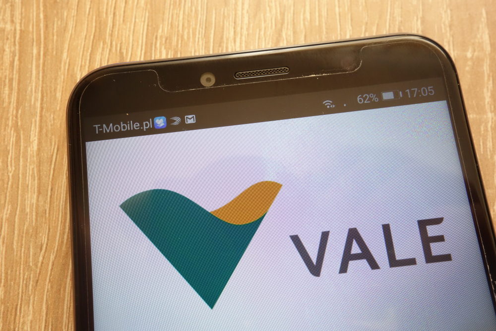 Celular mostra tela com logo da mineradora Vale