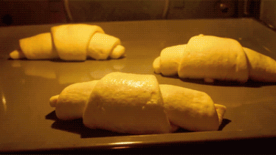 Gif mostra 3 pães assando no forno