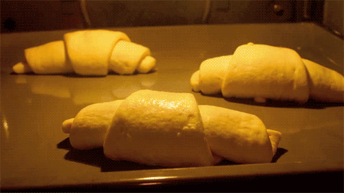 Gif mostra 3 pães assando no forno