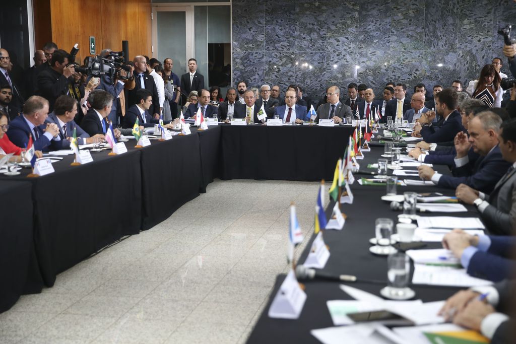 O ministro da Economia, Paulo Guedes, participa da reunião extraordinária no Fórum de Governadores