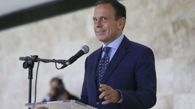 O governador de São Paulo, João Doria, conversa com a imprensa