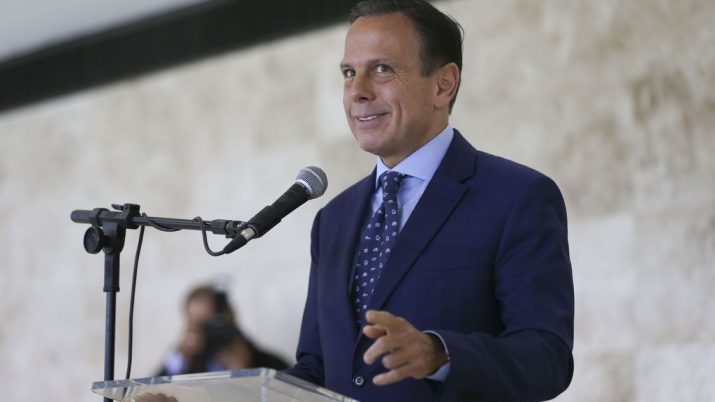 O governador de São Paulo, João Doria, conversa com a imprensa