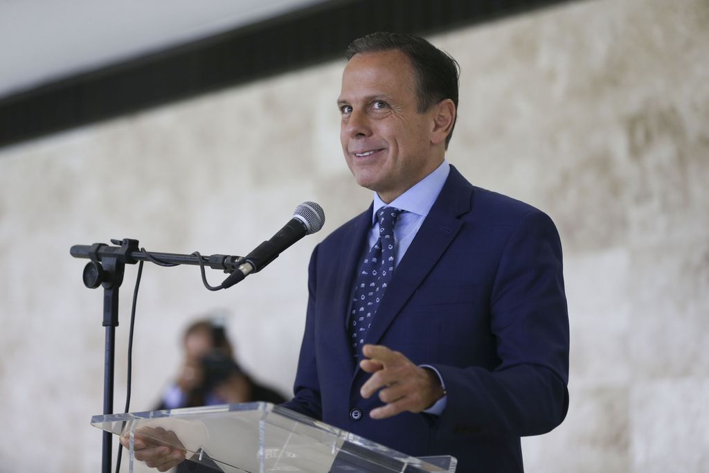 O governador de São Paulo, João Doria, conversa com a imprensa