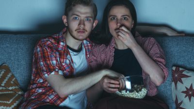 Casal come pipoca e assiste a filme