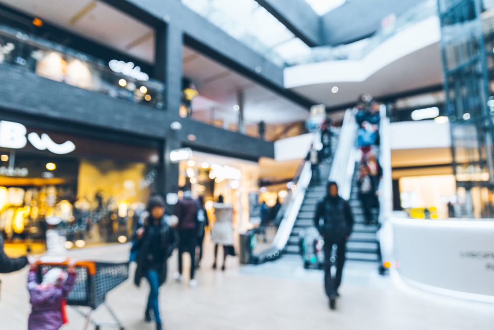 Consumidores andam em shoppings centers | brMalls, shoppings, Iguatemi, Aliansce Sonae