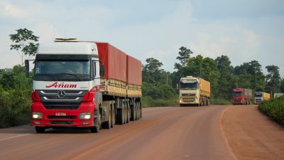 Caminhão transporta soja na BR-163, de Santarém para Cuiabá