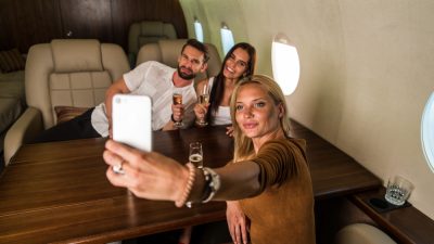 Pessoas ricas viajam em jato particular
