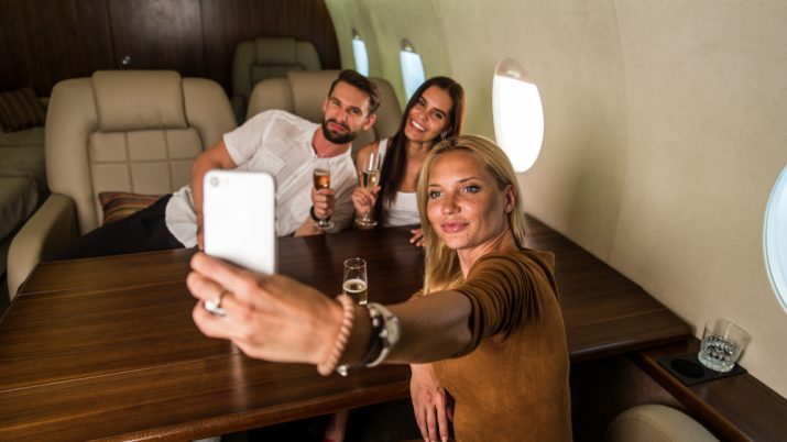Pessoas ricas viajam em jato particular